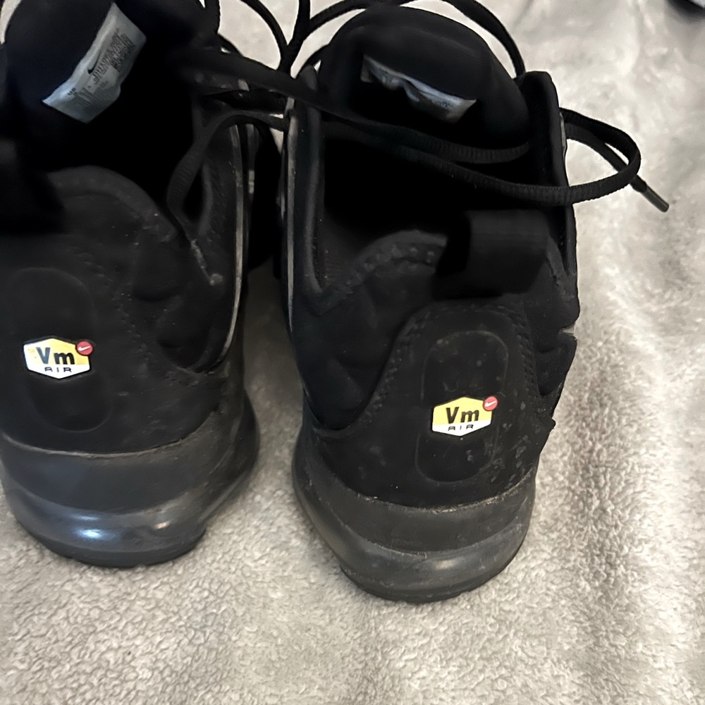 Selling my vapor max only worn them 2 twice and just don’t look good